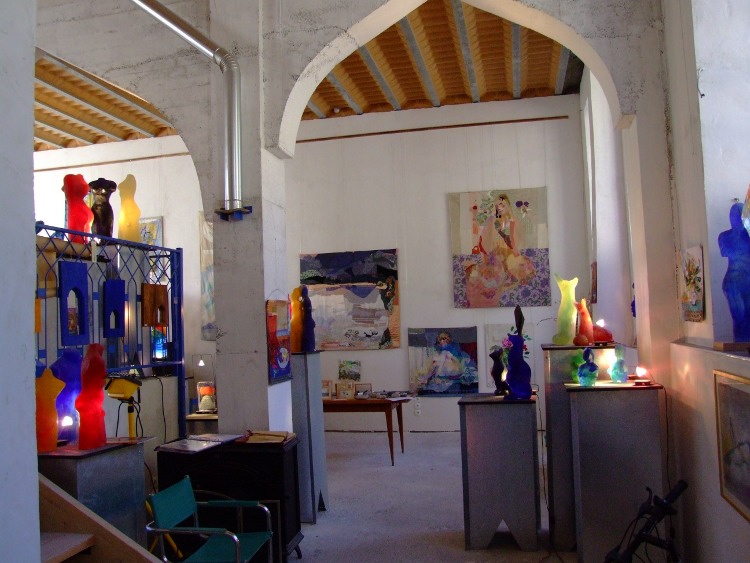 Frédéric Morin et Salomé à Saillans (26) : entrée de la galerie en 2008 expo Renée Blanche